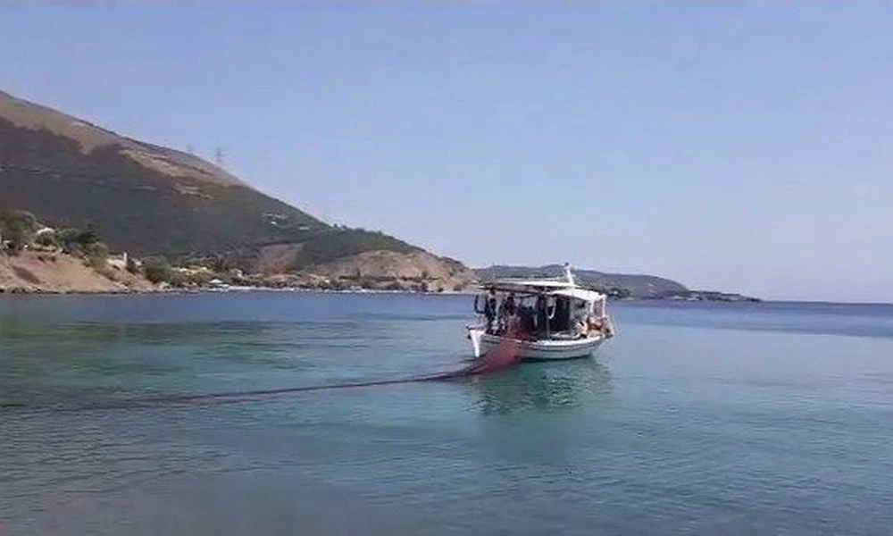 Το ψάρεμα πήρε απρόβλεπτη τροπή στη Σέριφο – Σήκωσε τα δίχτυα και είδε μέσα για πρώτη φορά…
